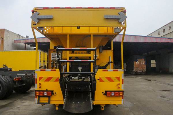 How does the slurry sealing truck perform construction_2